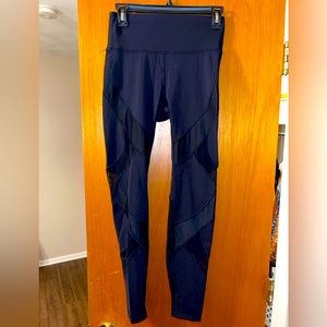 Lulu Lemon Leggings w/ mesh detailing size 6